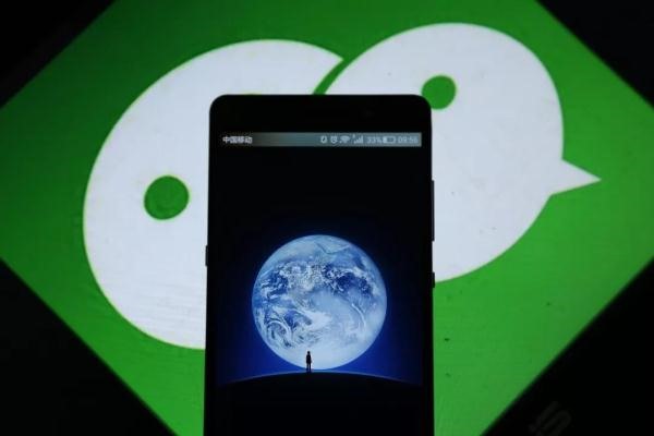 犯罪分子利用微信群控设备，以美女诱惑加好友，向用户索要红包，推荐股票，销售色情视频等骗钱